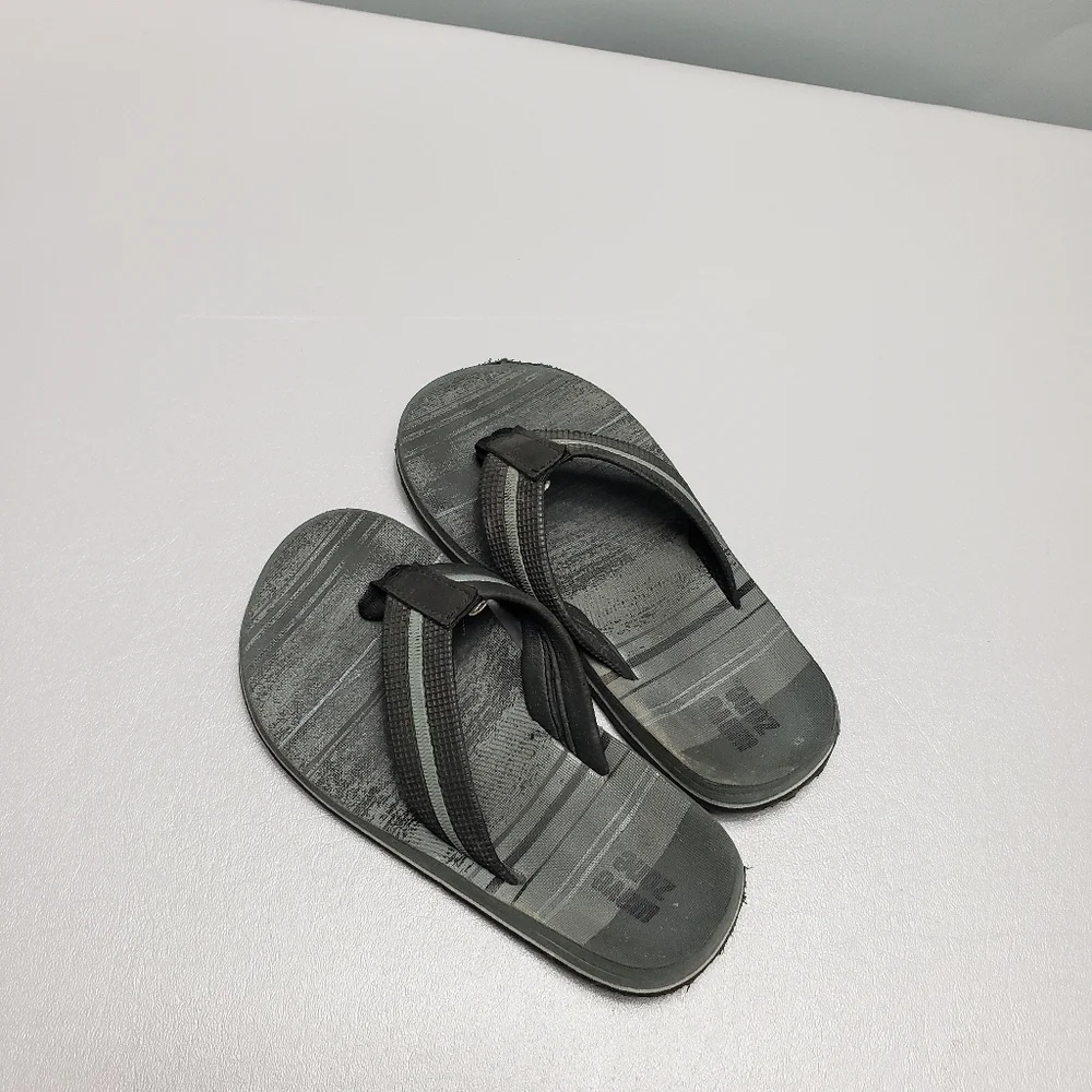 Boys wave zone flip flops size 13